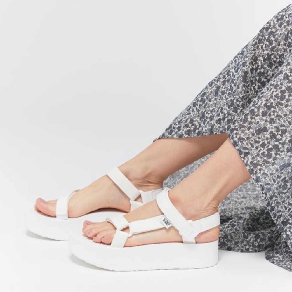 Teva | White Flatform Universal Velcro Platform Sandal 9